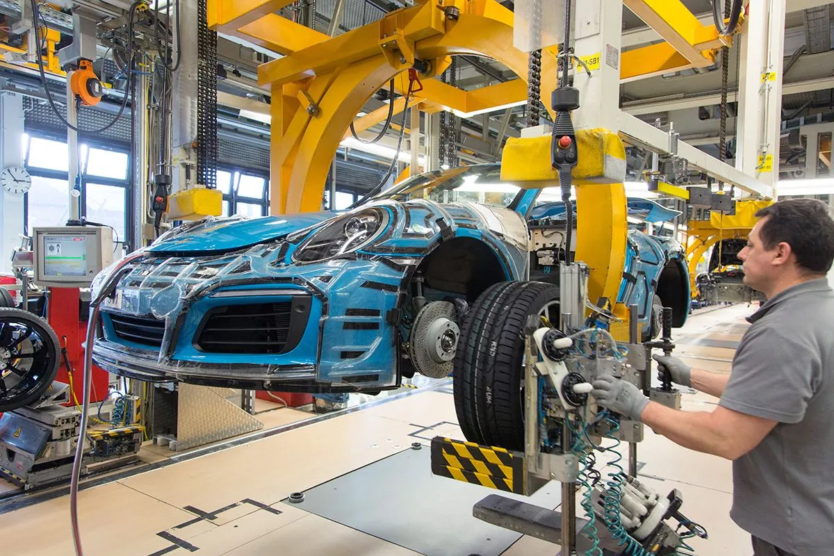 Porsche Cuts Outlook as Aluminium Shortage Threatens Production