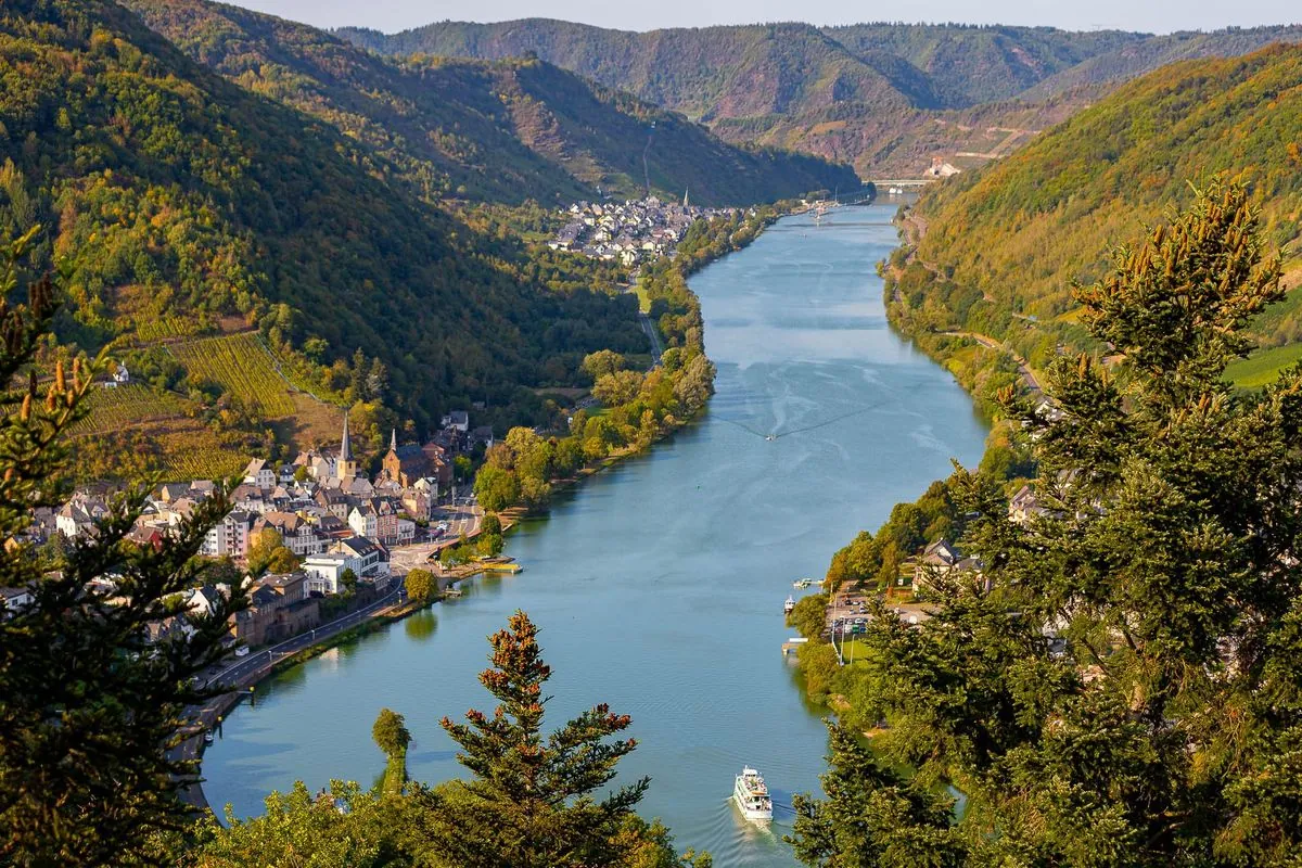 Hotel Collapse Traps Tourists in Germany's Picturesque Moselle Region