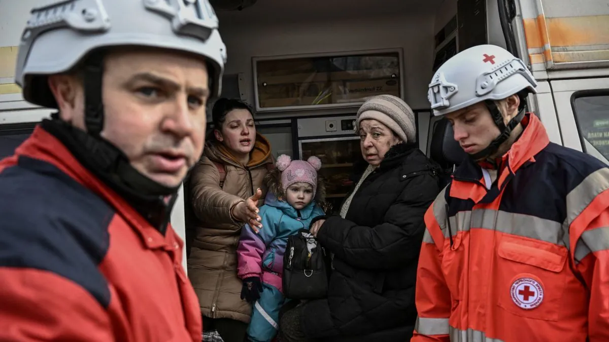 Ukrainian Volunteers Evacuate Sumy Residents Amid Escalating Border Tensions