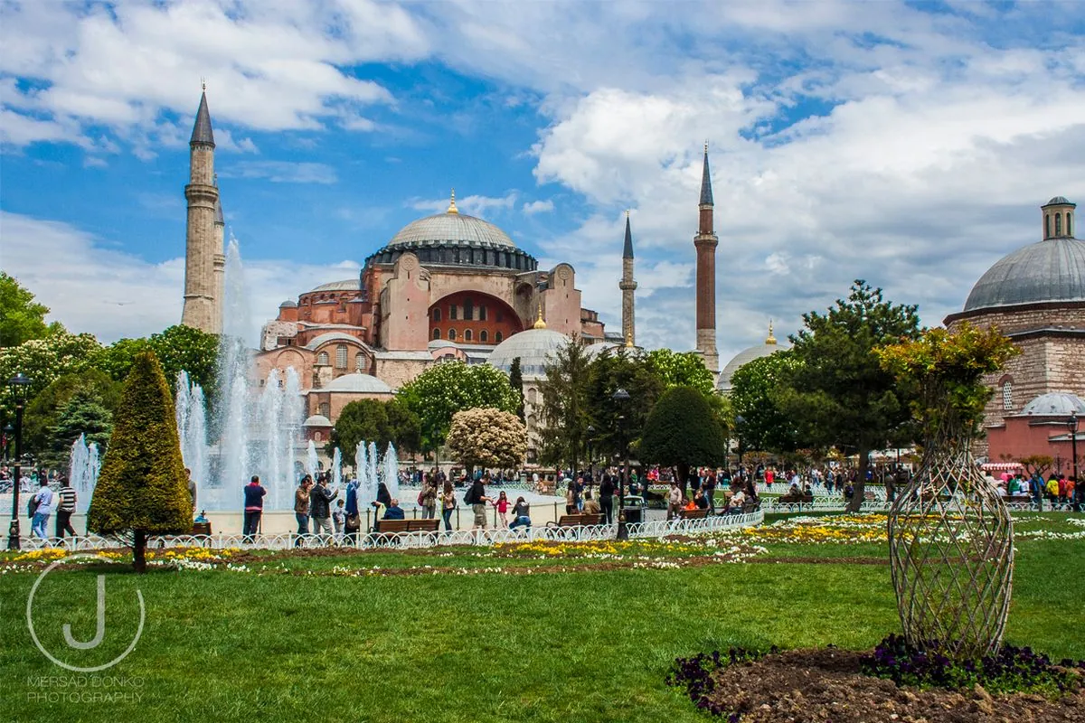 masked-teen-arrested-after-stabbing-five-in-turkish-mosque-garden