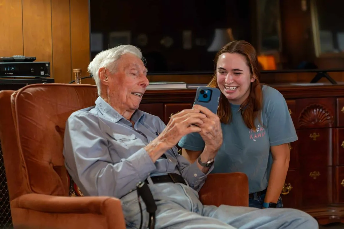 college-students-forge-unlikely-friendships-with-wwii-veterans