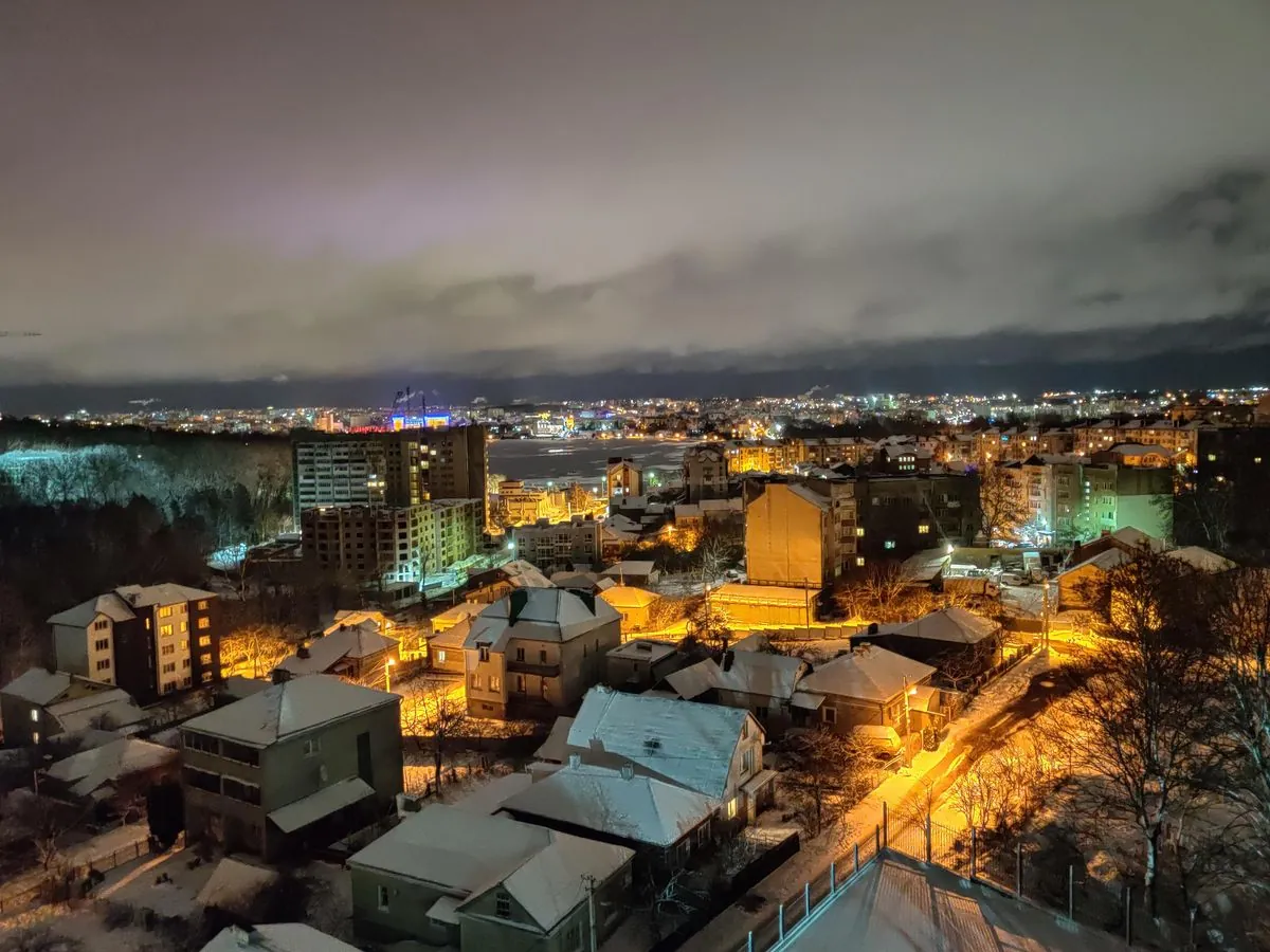 Fire Erupts in Ternopil Amid Air Raid Alerts, Residents Urged to Stay Indoors