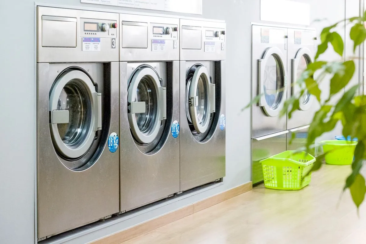 navigating-shared-laundry-spaces-etiquette-tips-for-harmonious-cleaning