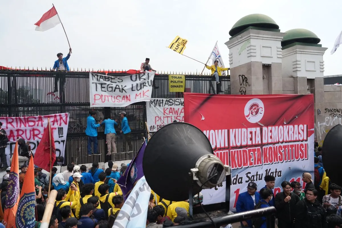 global-unrest-protests-in-indonesia-us-politics-and-canadian-strike