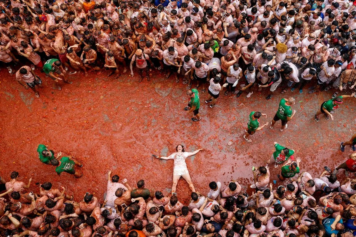 Bunol's Tomatina: 22,000 Revelers Paint Town Red in Annual Food Fight