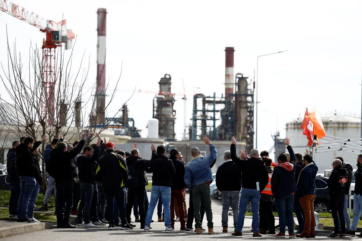 marathon-petroleum-workers-strike-in-detroit-amid-stalled-negotiations