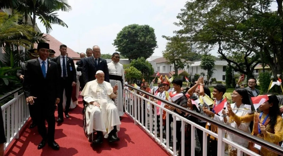 Pope Francis Continues Southeast Asia Tour, Lands in Papua New Guinea