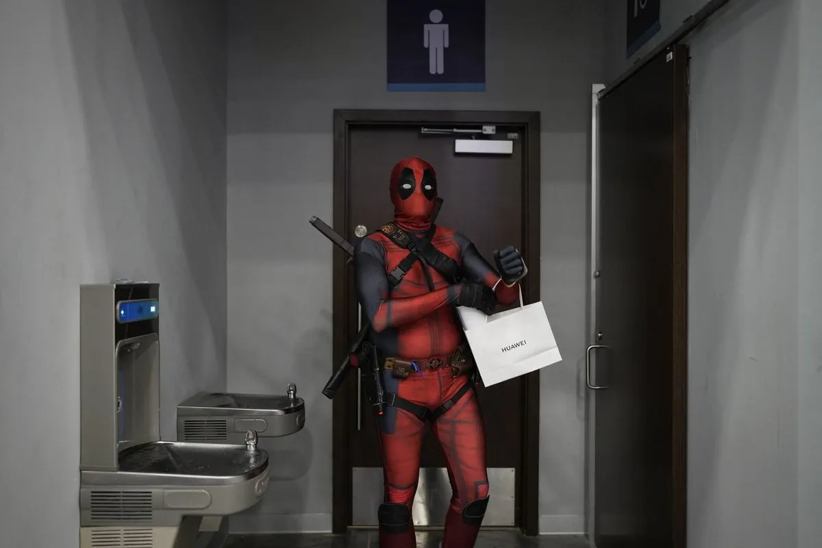 award-winning-photojournalist-captures-deadpools-comic-con-moment