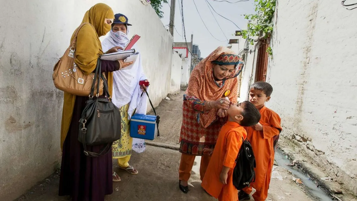 polio-vaccination-team-attacked-in-pakistan-two-killed