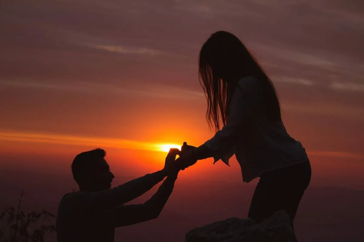 couples-surprise-double-proposal-at-modest-mouse-concert-goes-viral