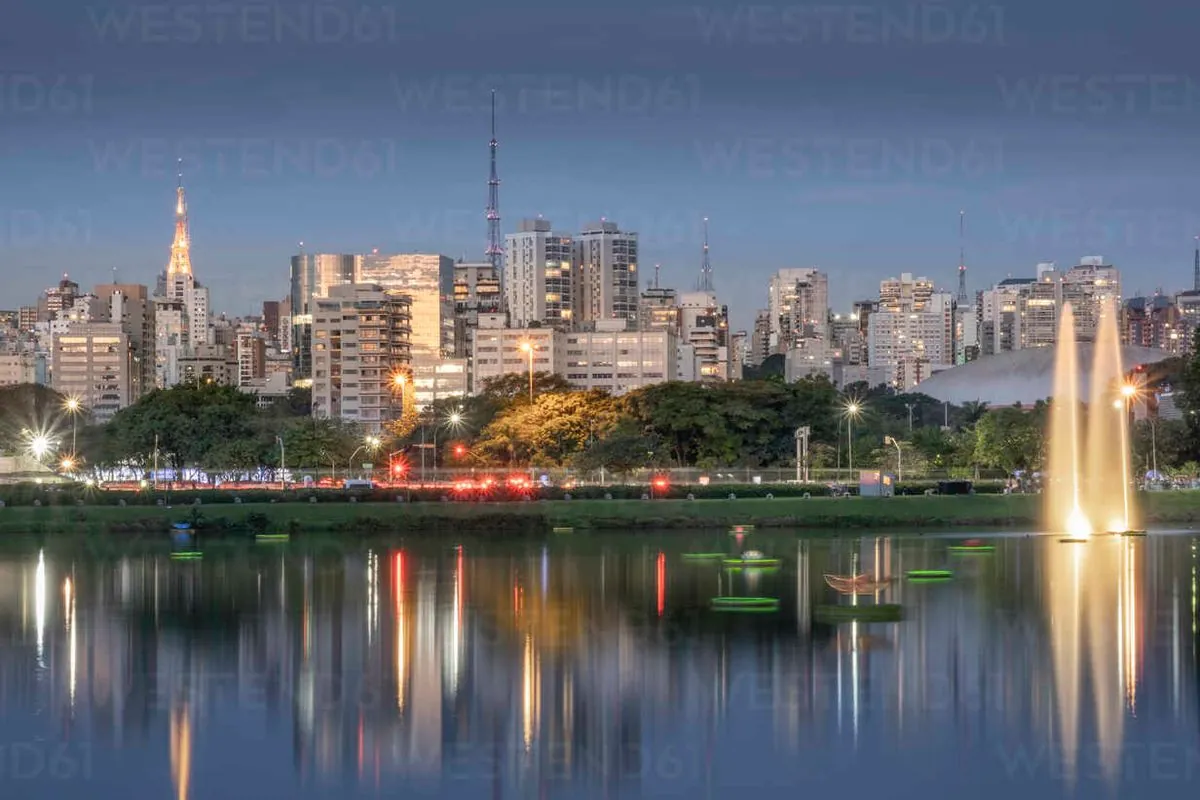 sao-paulos-iconic-ibirapuera-park-lake-turns-green-amid-drought