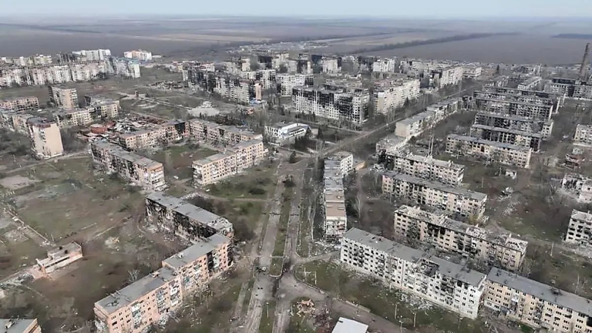 Russian Forces Penetrate Vuhledar's Center, Threatening Ukraine's Eastern Defense