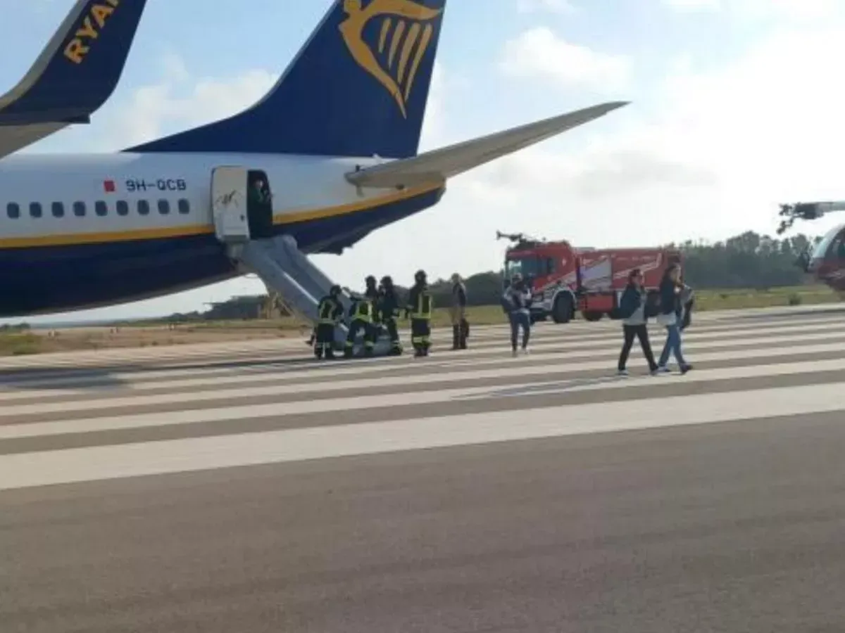 ryanair-flight-evacuated-in-brindisi-due-to-fumes-passengers-safe