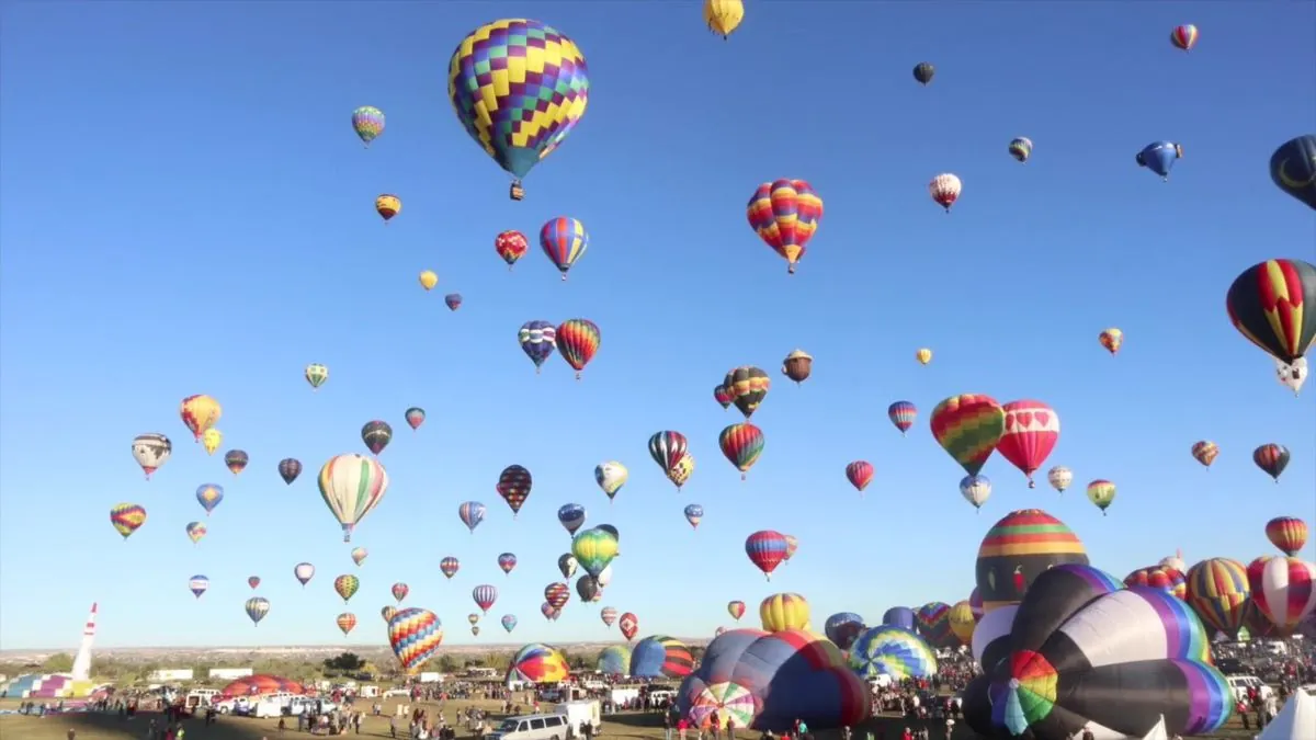 albuquerque-balloon-fiesta-record-heat-challenges-52nd-annual-event