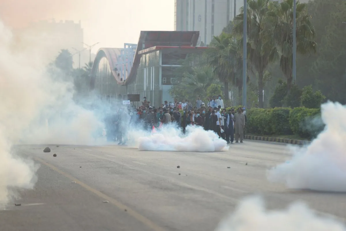 over-80-police-injured-in-clashes-with-ex-pm-khans-supporters-near-islamabad