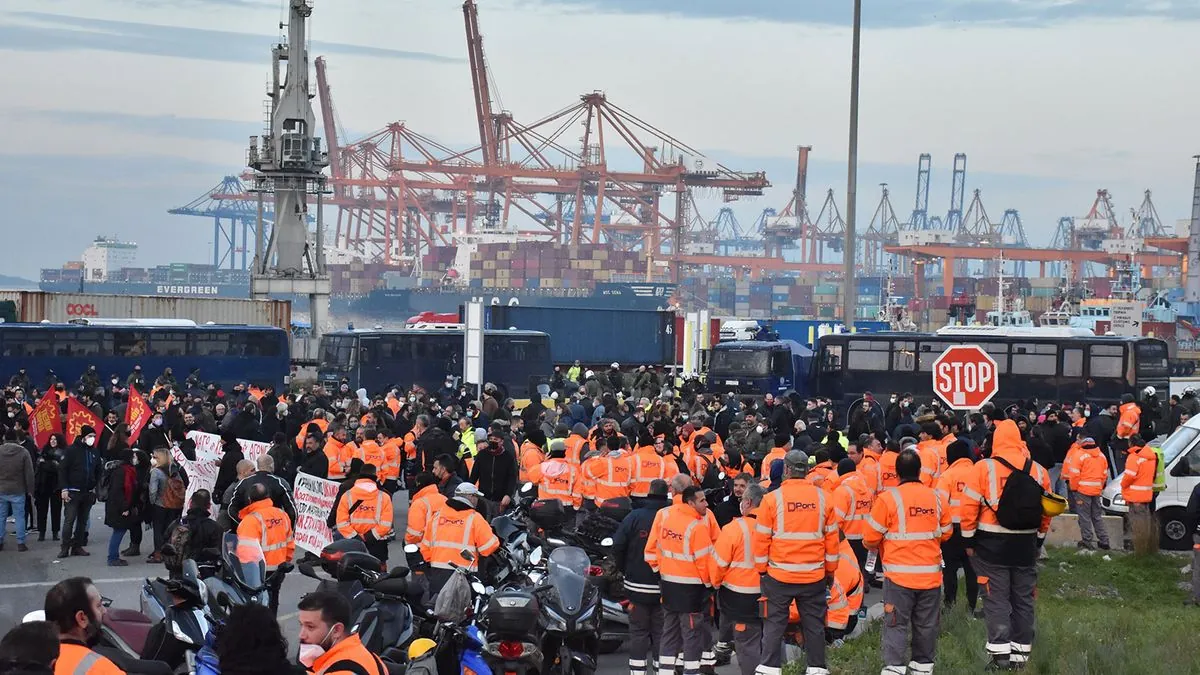 greek-port-workers-stop-ammo-shipment-to-israel-in-protest