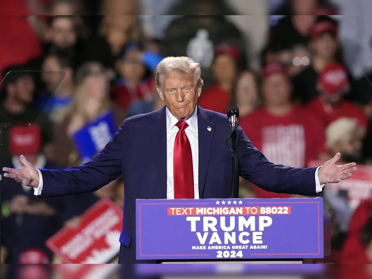 Trump's Detroit rally hit by tech issues: Mic fails for 20 minutes