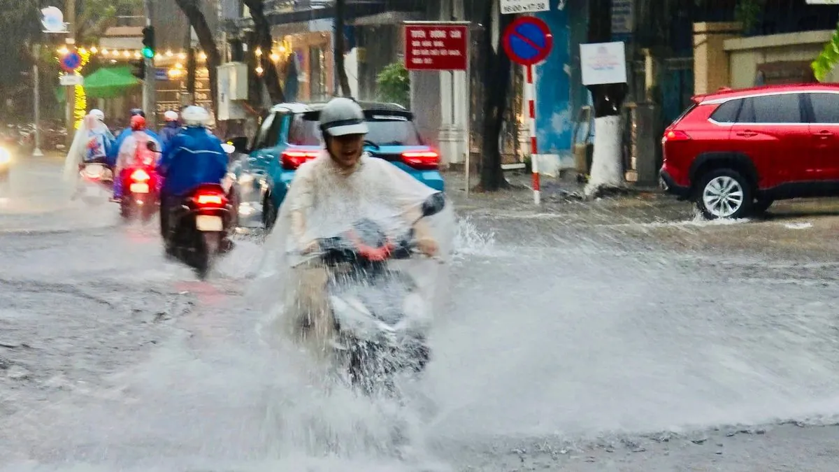 Powerful storm forces multiple airport shutdowns in Vietnam's central region