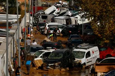 Spanish flood victims throw mud at King during tense Valencia visit