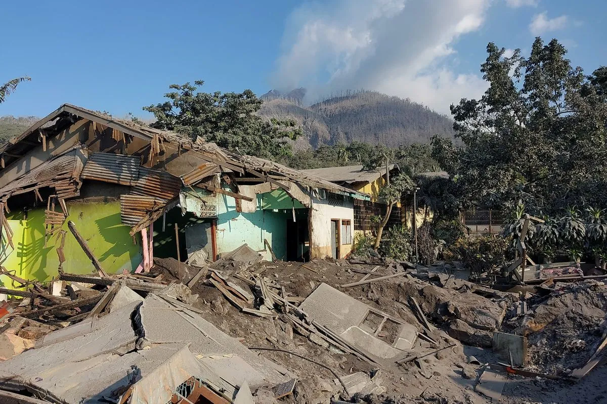 Indonesian volcano forces thousands to leave their homes in Flores Island