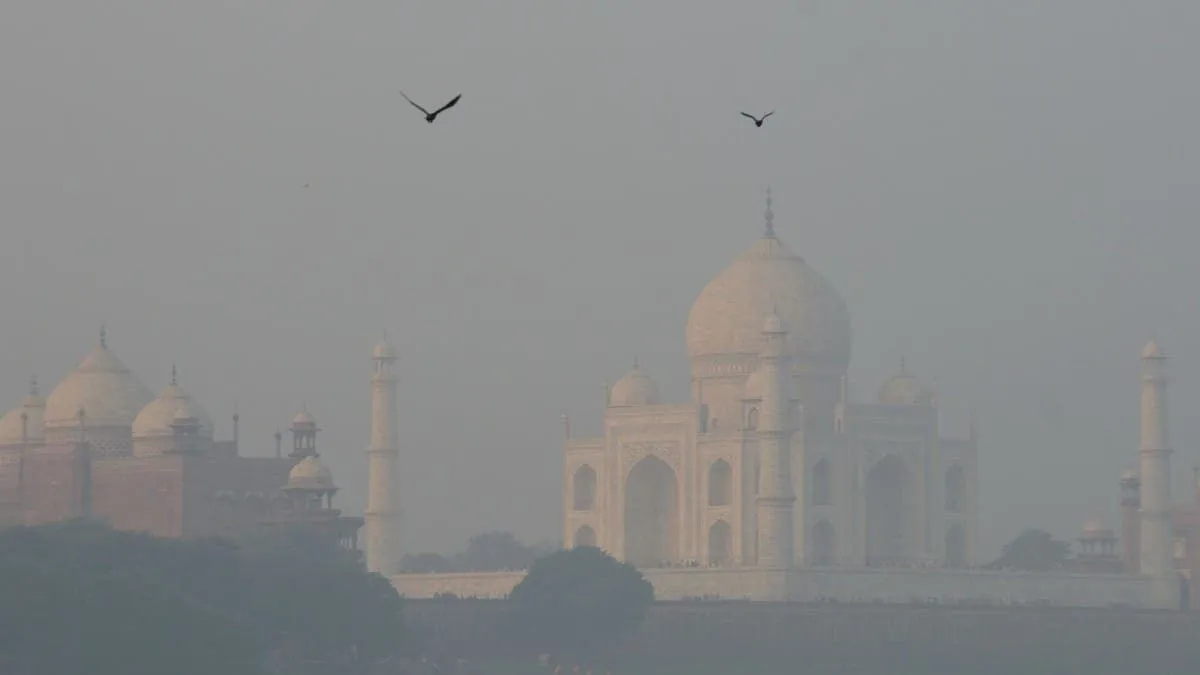 Major South Asian landmarks disappear under dangerous winter smog cloud