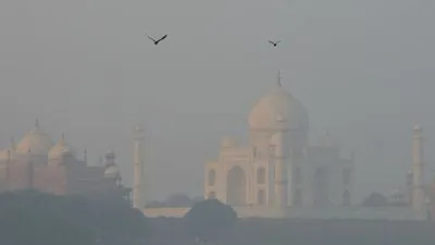 Major South Asian landmarks disappear under dangerous winter smog cloud