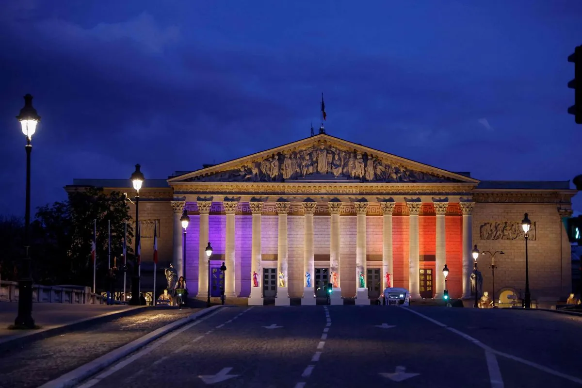 French politician threatens government collapse over budget dispute