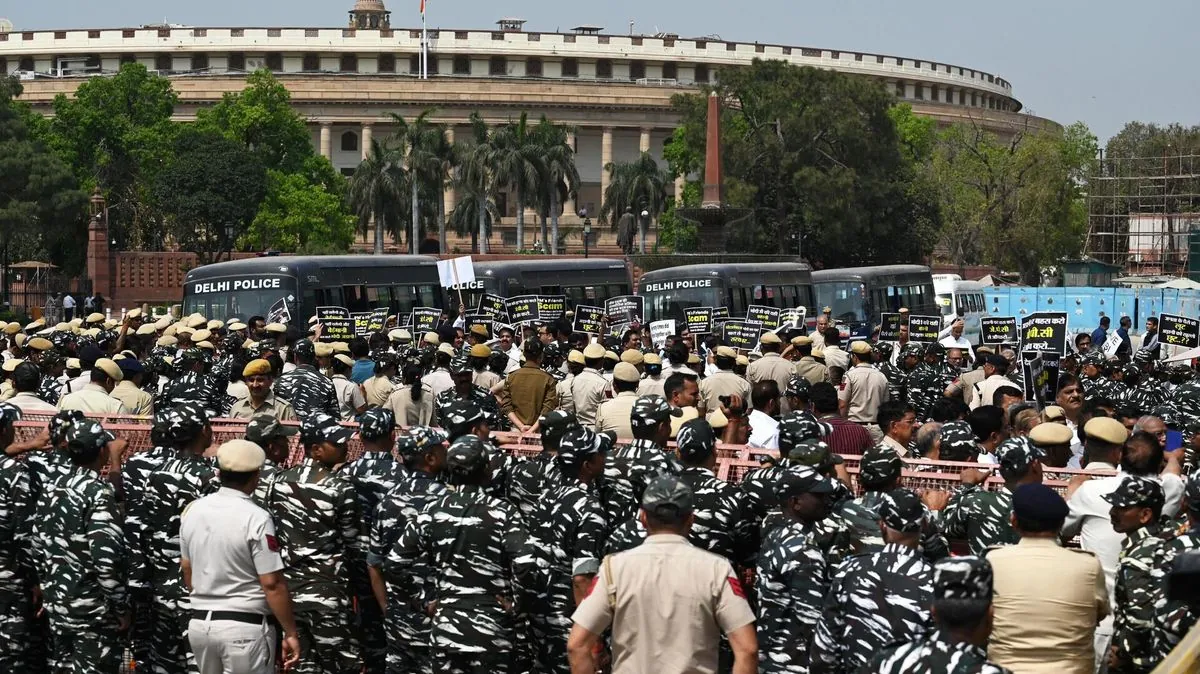 Indian parliament chaos: Opposition demands answers about coal tycoon case