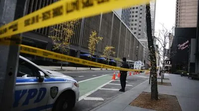 Manhattan business exec shooting: Police hunt for mystery subway suspect