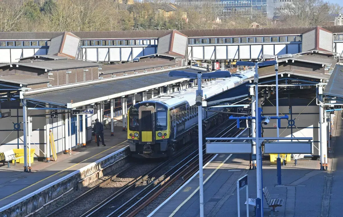 British trains stop: Radio system breaks during rush hour