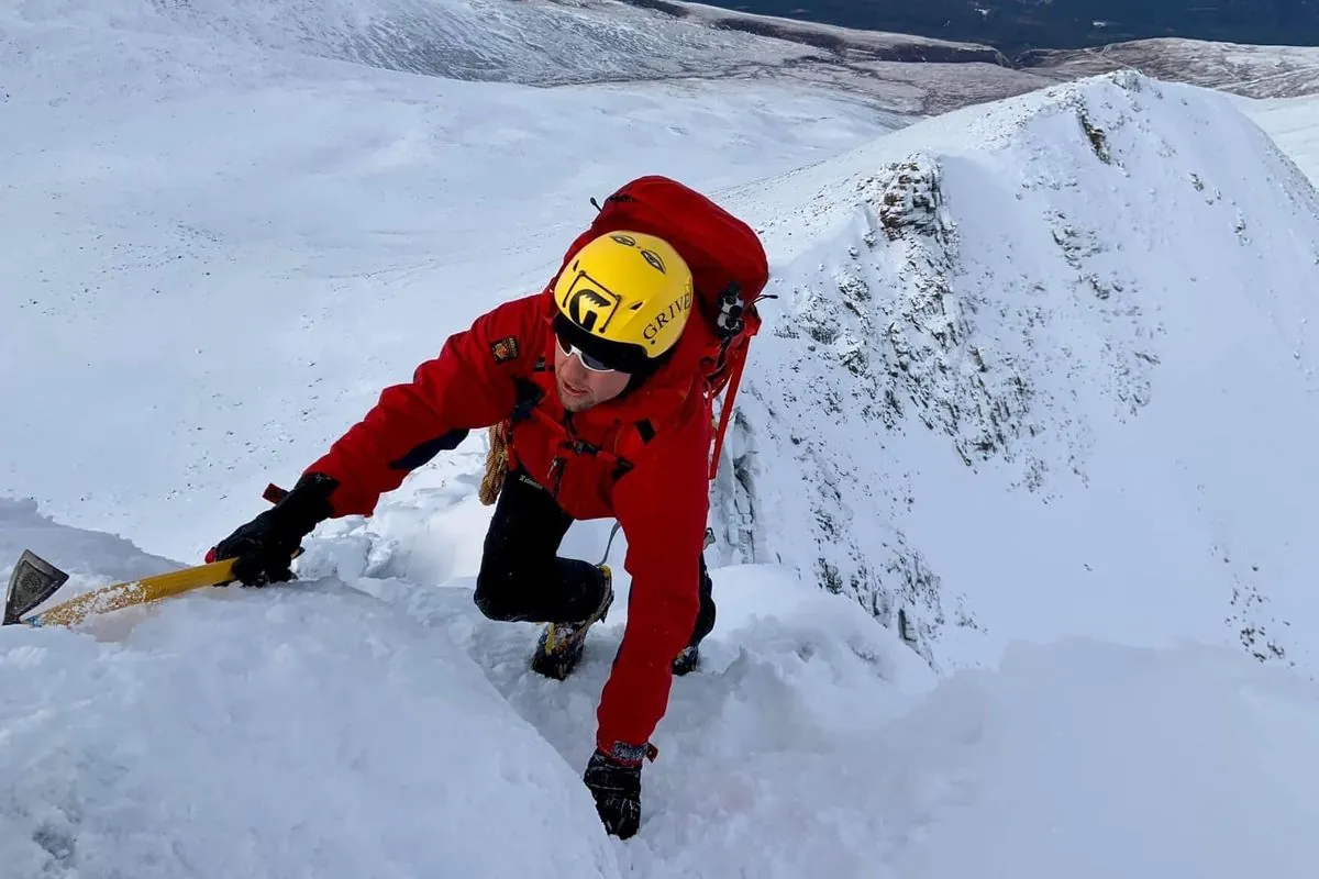 Romanian rescue team finds freezing Ukrainian with tiny kitten in mountain ravine